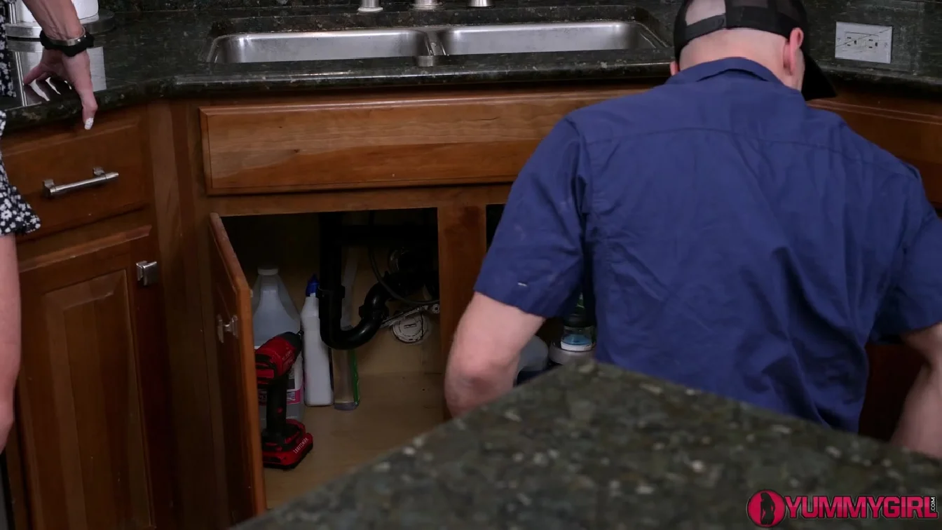 SofieMarieXXX MILF Scent Handyman Seduced XXX